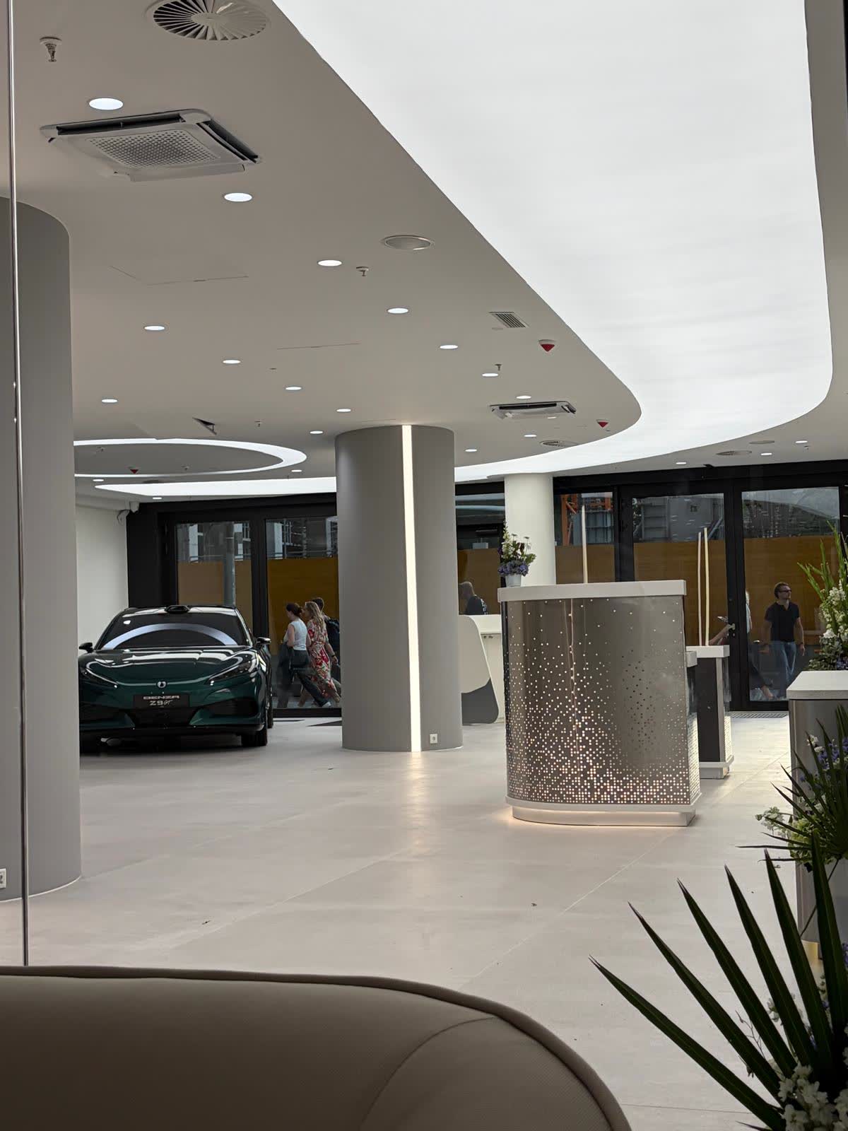 Fertiger Empfangsbereich des Autohauses mit Lichtdecke und Ringleuchten
