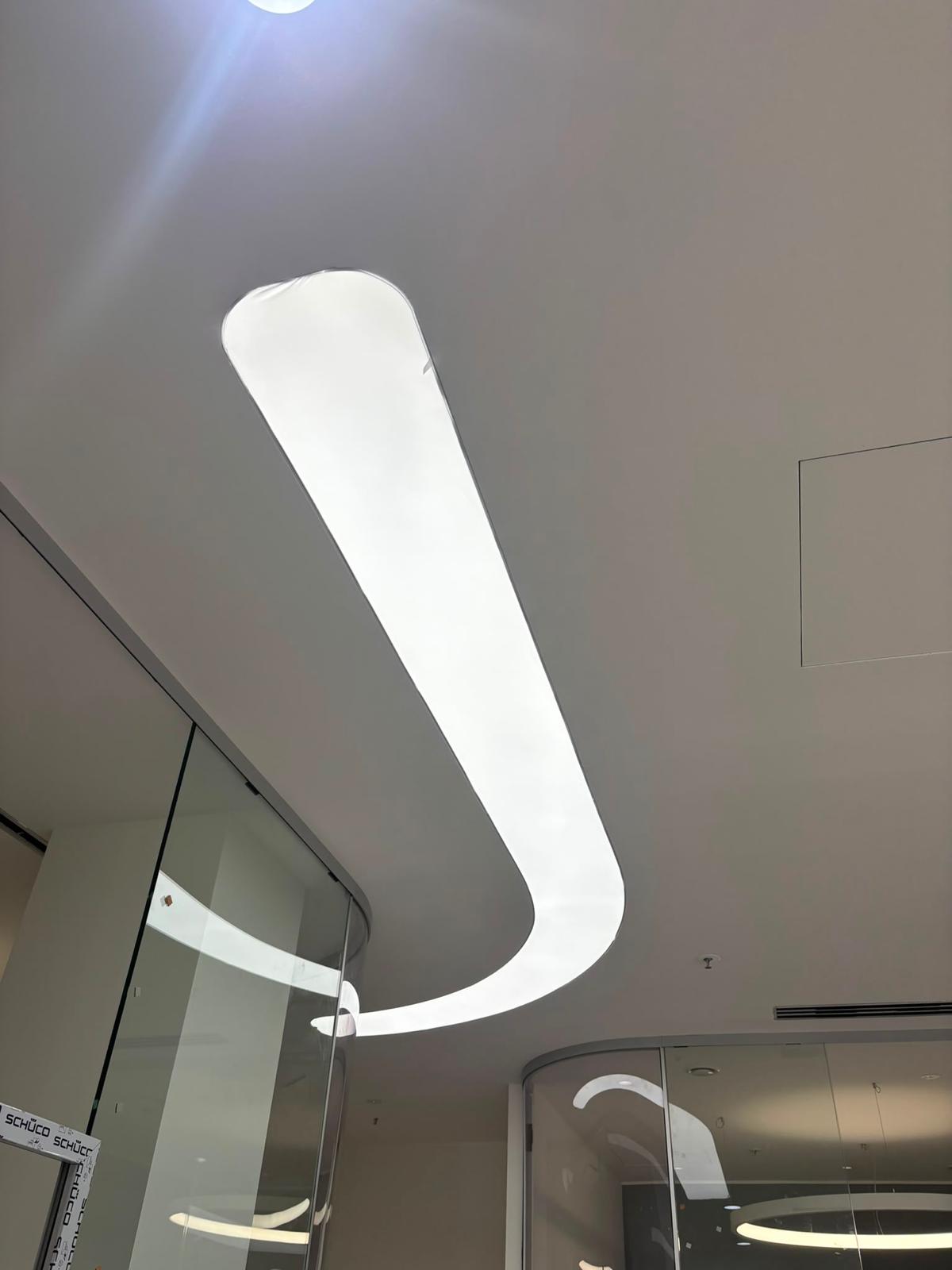 Fertige organisch geformte Lichtdecke