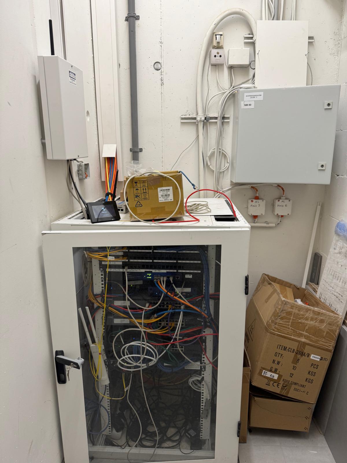 Netzwerkschrank mit Patchfeld und Glasfaser