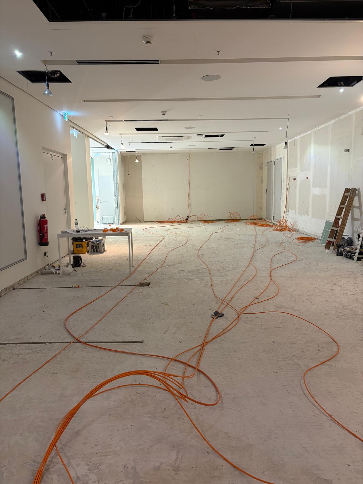 Rohinstallation einer Gewerbefläche mit verlegten Leitungen