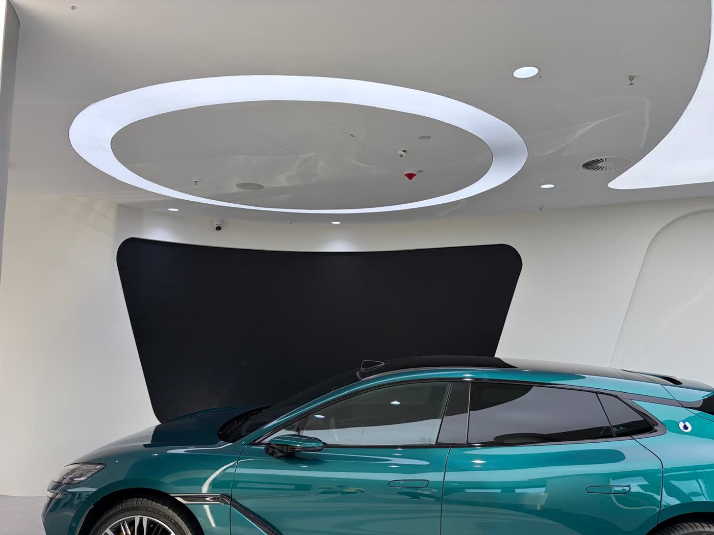 Ausstellungsfahrzeug unter dem LED-Lichtring im Showroom