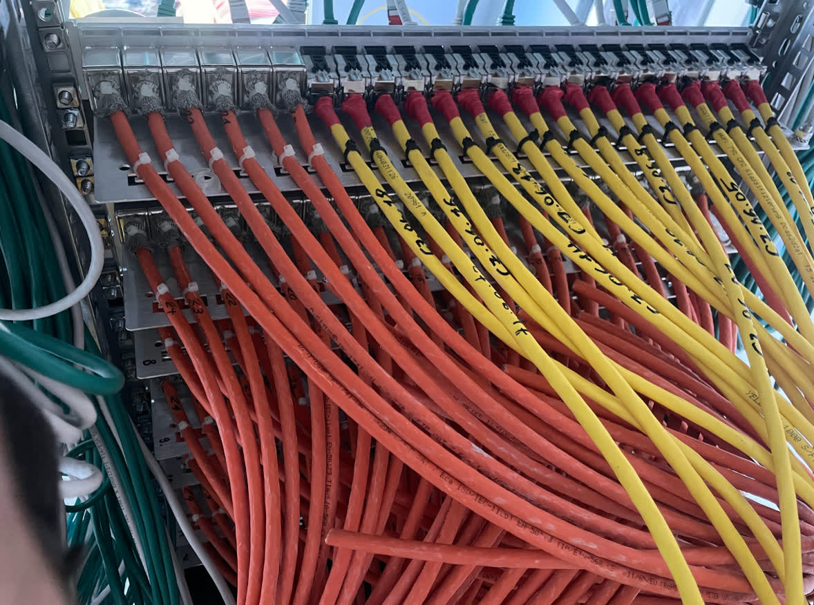 Sauber gebündelte und beschriftete Datenkabel am Patchfeld