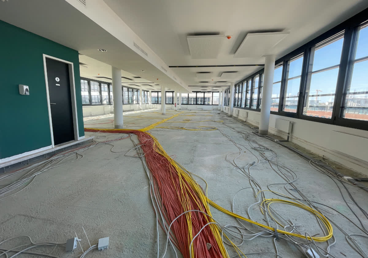 Leitungsverlegung auf einer kompletten Bueroetage im Rohbau